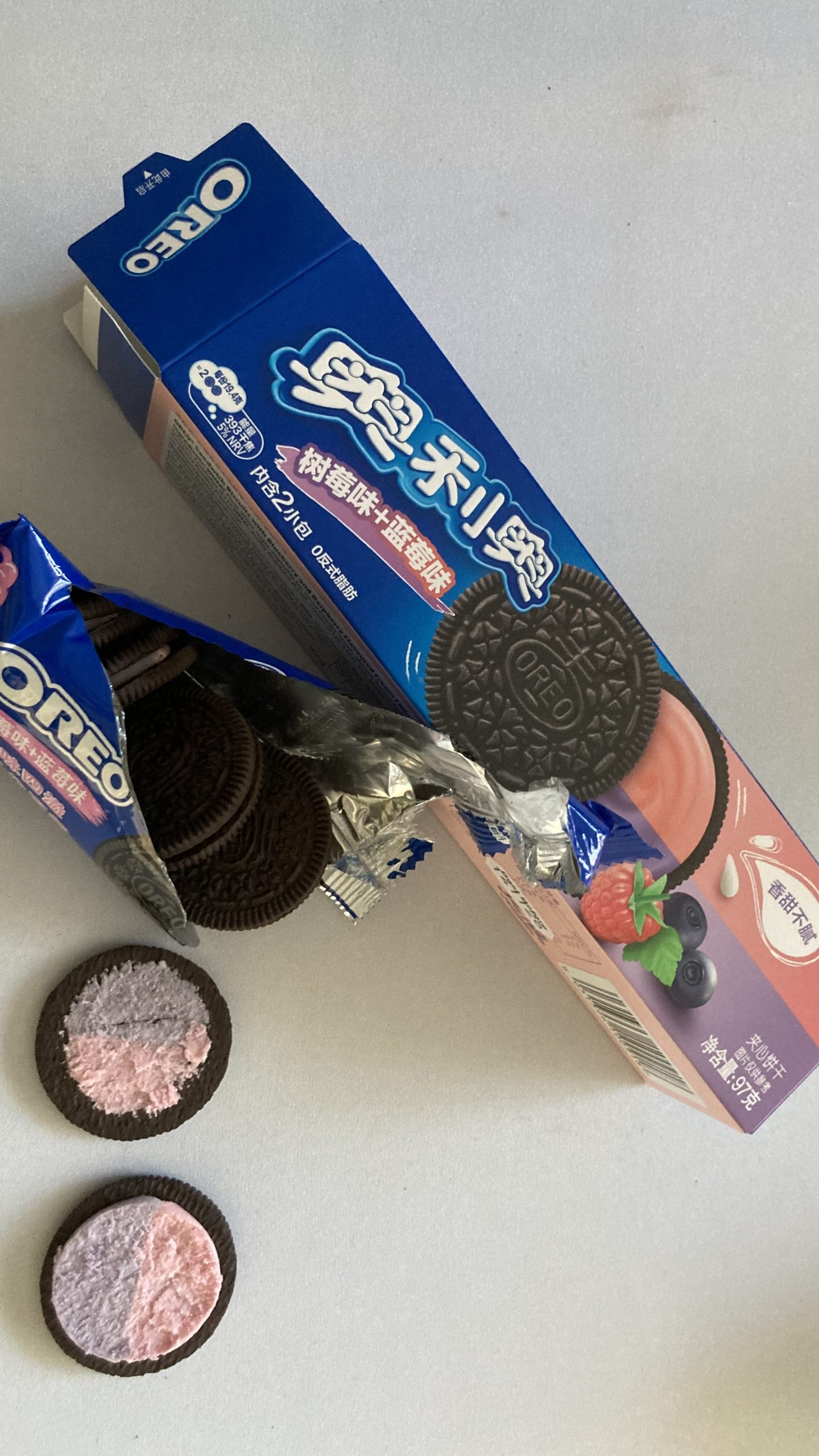 Snacks - Japanese 'Raspberry & Blueberry' flavour Oreos